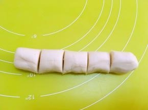 将油酥皮材料分成五等份