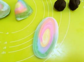 切口面朝下，擀成长条