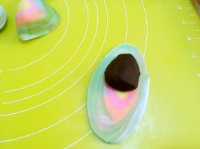 包裹上豆沙馅，对折后捏紧封口