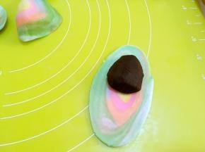 包裹上豆沙馅，对折后捏紧封口