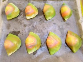 全部包裹好后，整理下形状，烤箱预热170度烤20分钟