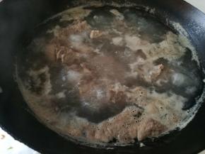 大火煮开，煮几分钟，去腥去脏