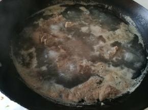 大火煮开，煮几分钟，去腥去脏
