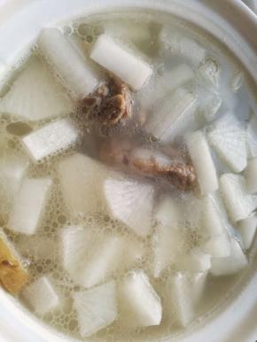 烧开炖煮1小时后，放入白萝卜，继续快煮功能，这里和炖其他汤不同，萝卜就这么一直用快煮档煮熟，大概50分钟左右的时间。白萝卜用小火炖容易脱水，很不好吃。