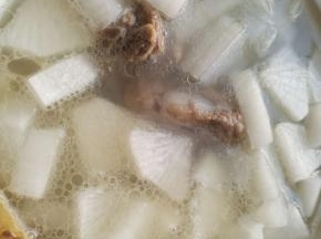 烧开炖煮1小时后，放入白萝卜，继续快煮功能，这里和炖其他汤不同，萝卜就这么一直用快煮档煮熟，大概50分钟左右的时间。白萝卜用小火炖容易脱水，很不好吃。