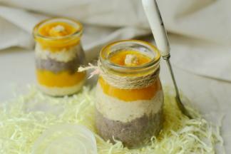 取布丁杯按照一层燕麦片一层红豆泥一层南瓜重叠好成一杯甜品布丁即可