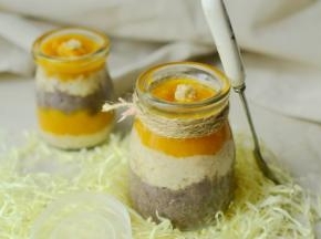 取布丁杯按照一层燕麦片一层红豆泥一层南瓜重叠好成一杯甜品布丁即可