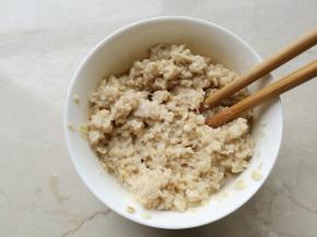 燕麦片加入开水搅拌成泥状