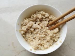 燕麦片加入开水搅拌成泥状