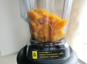 蒸好的南瓜直接放入料理机打成泥