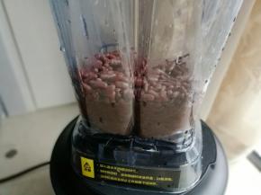 红豆放压力锅压熟后加入糖放入料理机加入少许的水搅拌成泥