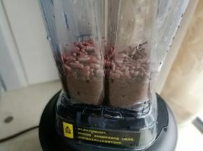 红豆放压力锅压熟后加入糖放入料理机加入少许的水搅拌成泥