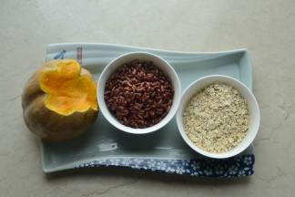 南瓜塔 材料：南瓜450克 麦片40克 红豆80克 糖20克