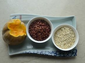 南瓜塔 材料：南瓜450克 麦片40克 红豆80克 糖20克