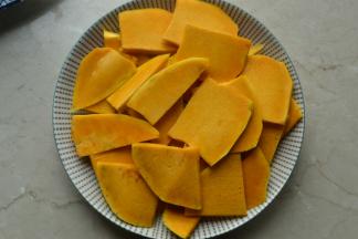 红豆事先浸泡一夜、将南瓜去皮切片蒸熟