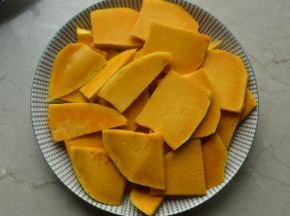 红豆事先浸泡一夜、将南瓜去皮切片蒸熟