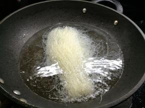 做法：烧开水将细米粉放入烫下即可捞起