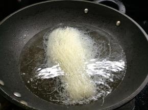 做法：烧开水将细米粉放入烫下即可捞起