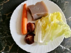 材料：细米粉 辅料：魔芋 胡萝卜 白菜 香菇 调料：盐 鸡精 生抽 糖少许