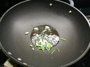 热锅冷油爆香葱白