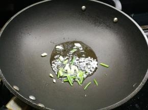 热锅冷油爆香葱白