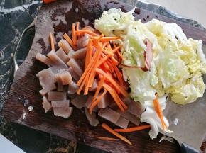 将青菜、胡萝卜和魔芋都切细条