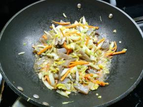 翻炒至熟为止，然后加入调料
