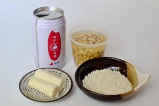 豆浆机版美龄粥 材料：有机大米30克 糯米60克 豆浆900ML  山药50克 冰糖少许 
辅料：早餐玫瑰干果适量