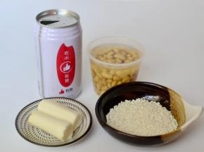 豆浆机版美龄粥 材料：有机大米30克 糯米60克 豆浆900ML  山药50克 冰糖少许 
辅料：早餐玫瑰干果适量