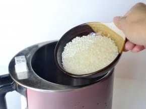 将有机大米和糯米一起放入洗净的豆浆机