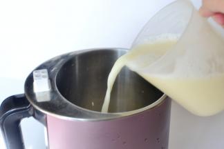 然后加入900ML的豆浆