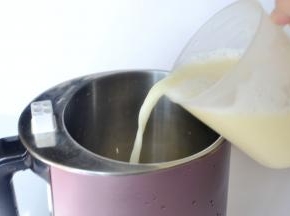 然后加入900ML的豆浆