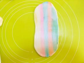 顺着彩条的方向擀成长条