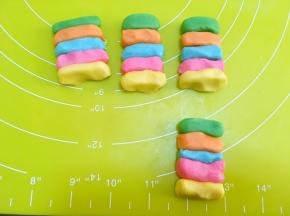 五个颜色区分开，均匀的拍成一条，一共四条