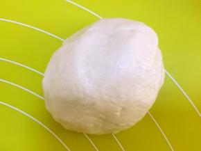 将面团倒在揉面垫上揉至光滑状态，之后盖保鲜膜松弛