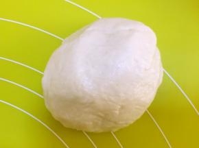 将面团倒在揉面垫上揉至光滑状态，之后盖保鲜膜松弛