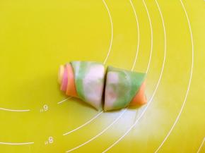 松弛好的牛舌卷用刀从中间对切开