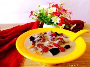 锅里烧开水后加入做好的芋圆，煮2-3分钟后捞起放入准备好的凉开水中。2-3分钟后捞起即可。这样做可以让芋圆更Q，更有弹性。我今天把各色芋圆加少许仙草蜜和熟花生米一起煮成甜品！超级无敌喜欢红心火龙果芋圆啊！不多说了，我要开吃啦！哈哈哈！