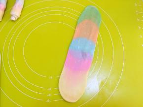 松弛好的牛舌款，再次擀成长条，这次顺着牛舌卷的方向擀，之后卷起来，继续松弛15分钟