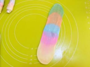 松弛好的牛舌款，再次擀成长条，这次顺着牛舌卷的方向擀，之后卷起来，继续松弛15分钟