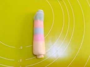 之后卷起来，放一旁盖保鲜膜松弛15分钟