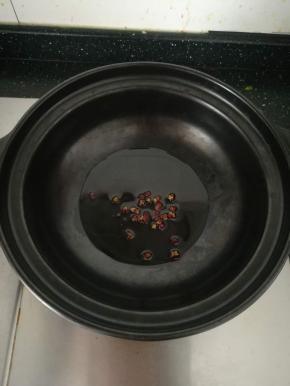 砂锅凉油，放入花椒煸出香味。