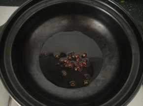 砂锅凉油，放入花椒煸出香味。