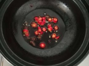 花椒出香味后，加入小米辣。
