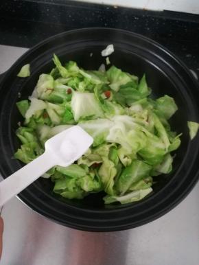 包菜软化之后，加入食盐调味。