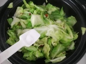 包菜软化之后，加入食盐调味。
