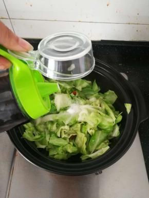 加入香醋。翻炒均匀。