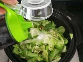 加入香醋。翻炒均匀。