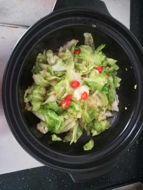 撒上一点小米辣。关火，用余温焖一会就好。