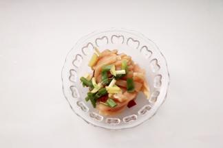 先腌制鸡胸肉：葱姜蒜，辣椒放入